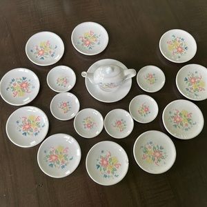 Keywick vintage child size tea pot and plates